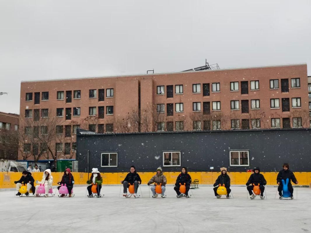 试运行 师生尽享冰雪快乐新葡京天津大学滑冰场开放(图2)
